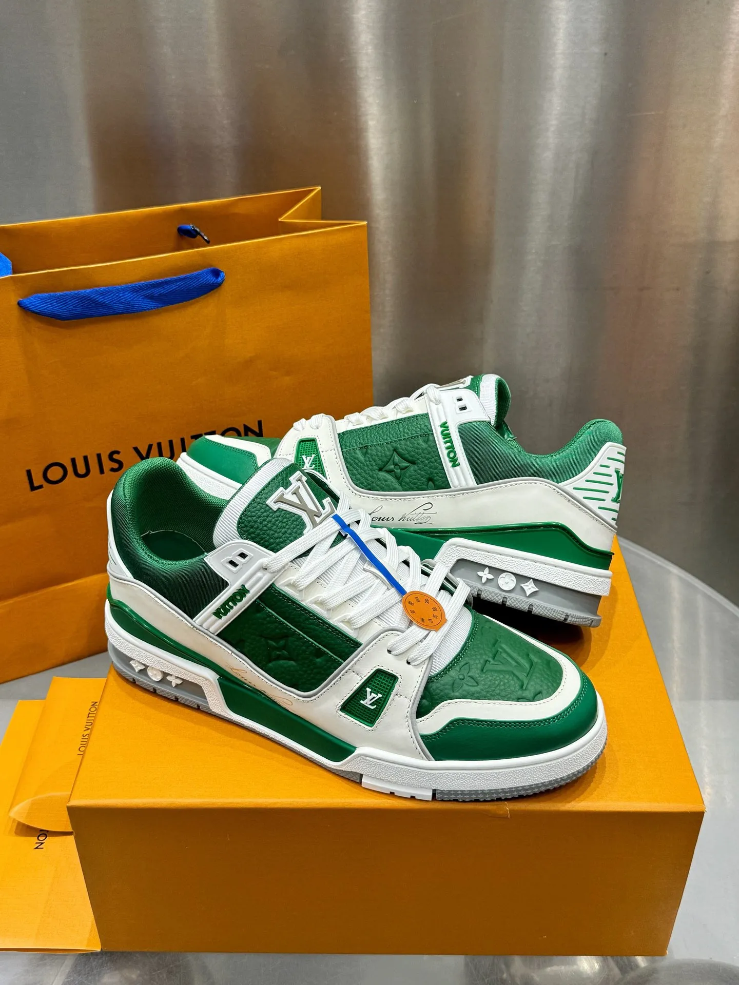 👟👟Ex-factory price 740👟👟 LOUIS VUITTON - the best-looking sneakers by Virgin Abloh, Lv Brand strongly recommends new products, official website limited edition retro basketball sneakers! Both high-top and low-top models spent money to purchase the original 1:1 accurate replica, the details are invincible, full of sincerity, imported custom-made original cowhide, the original package method is the same, the details are 100% restored, the private model customizes the original one-piece TPU outsole, which is different from other brands, without the original version, this effect cannot be achieved! LV’s best-looking couple shoes in the past, don’t miss it! Size: 35-45